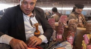 “ايلون ماسك” يفاجئ الجميع ويظهر وسط دولة عربية بملابس شعبية