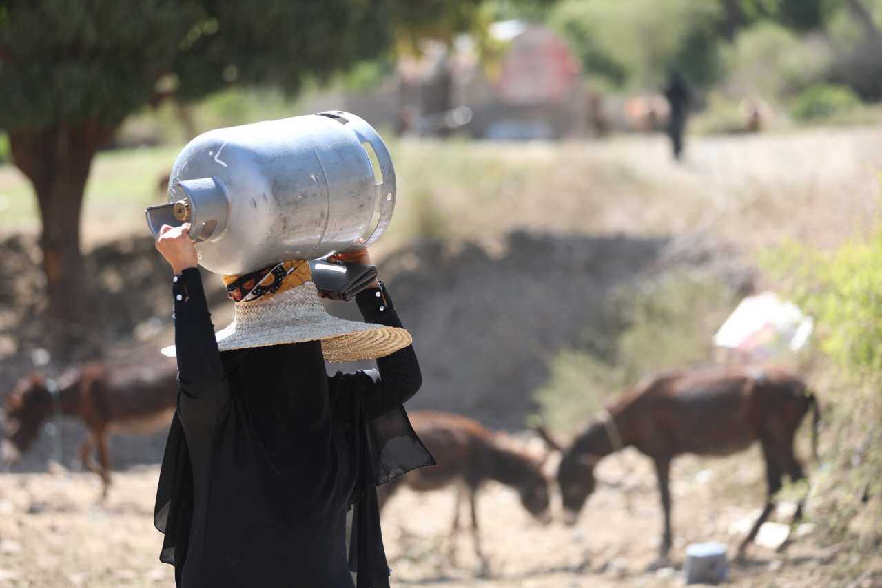 شركة الغاز تفاجئ هذه الفئة من السكان بتوزيع إسطوانات الغاز المنزلي مجانا