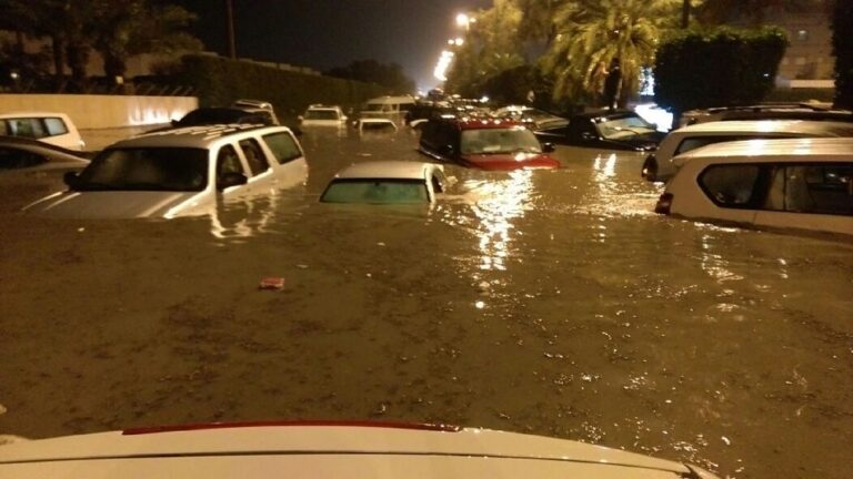 سيول جارفة وغير مسبوقة تجتاح العاصمة صنعاء بشكل مفاجئ وتعطيل حركة السير بعد غرق أشهر شوارع العاصمة (فيديو)